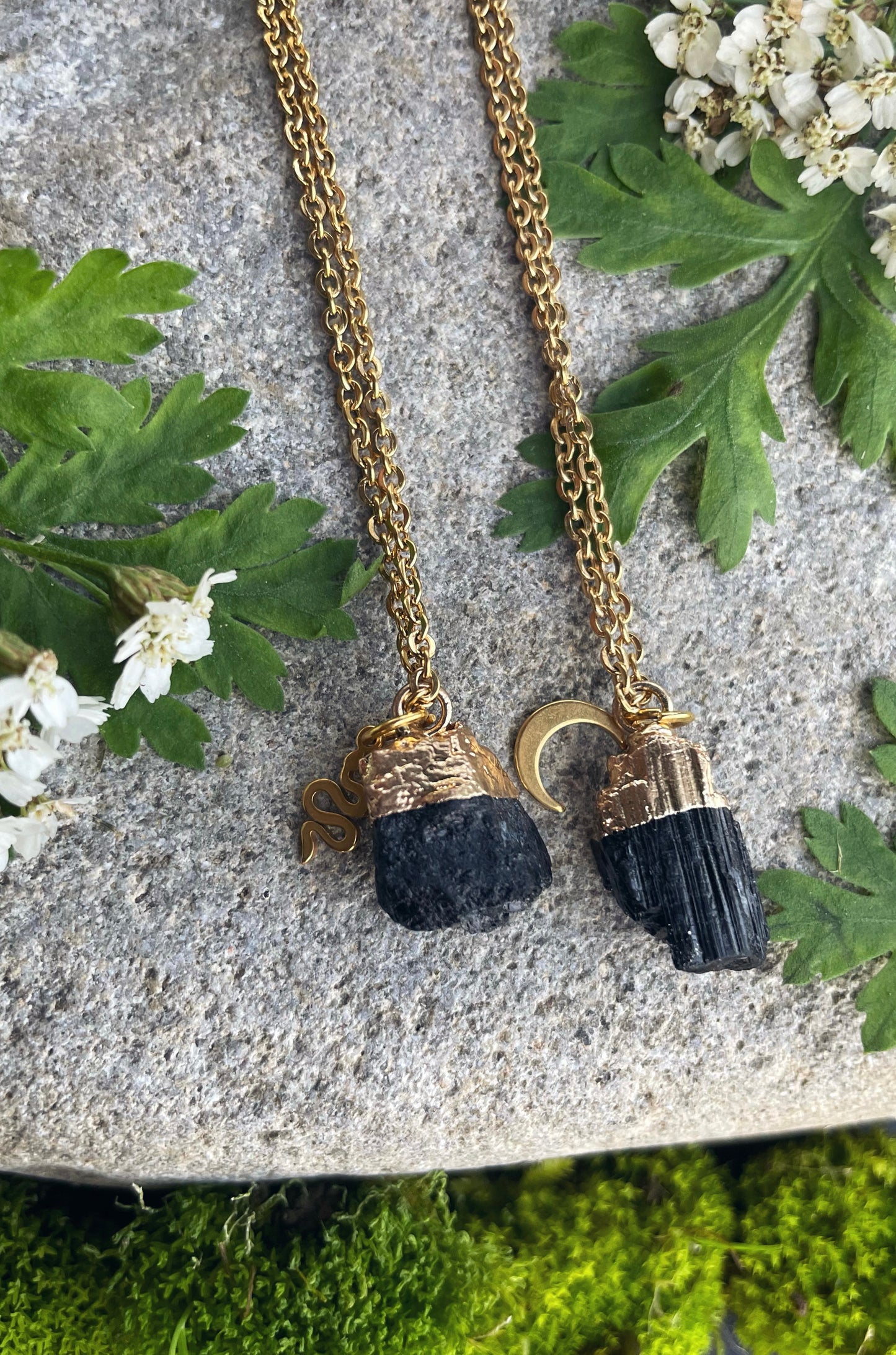 Schwarzer Turmalin Kette (roh, gold)