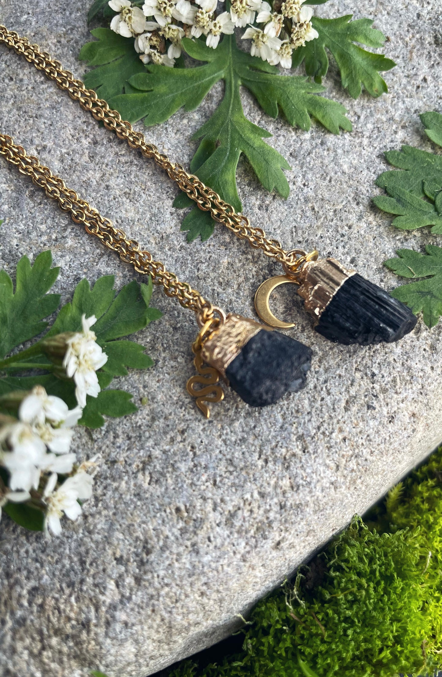 Schwarzer Turmalin Kette (roh, gold)