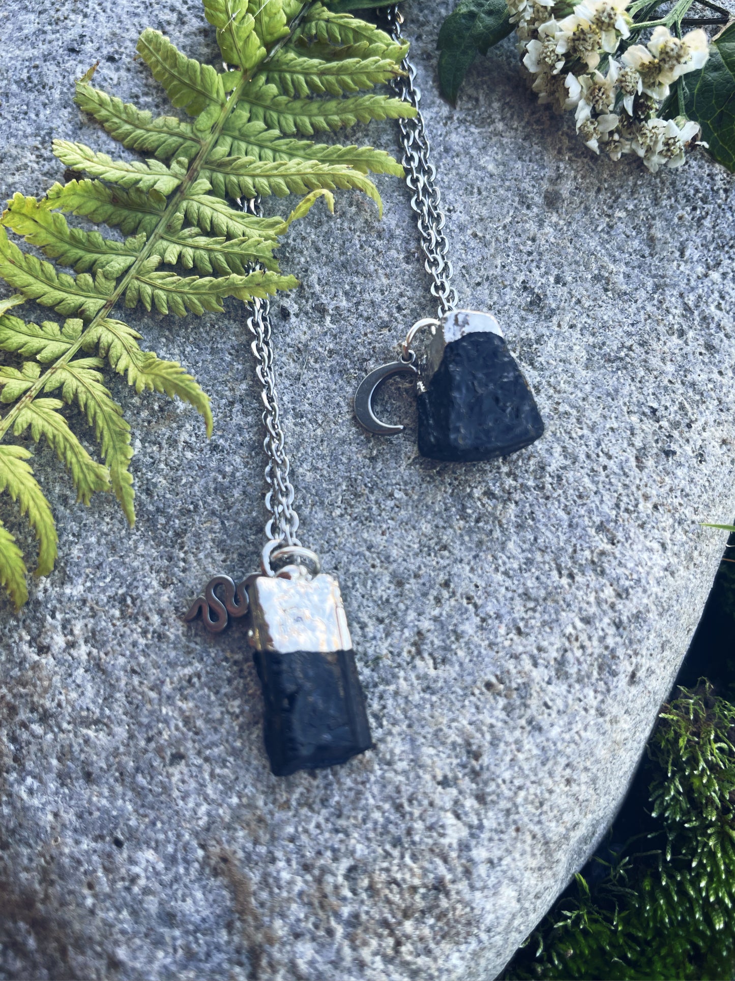 Schwarzer Turmalin Kette (roh, silber)